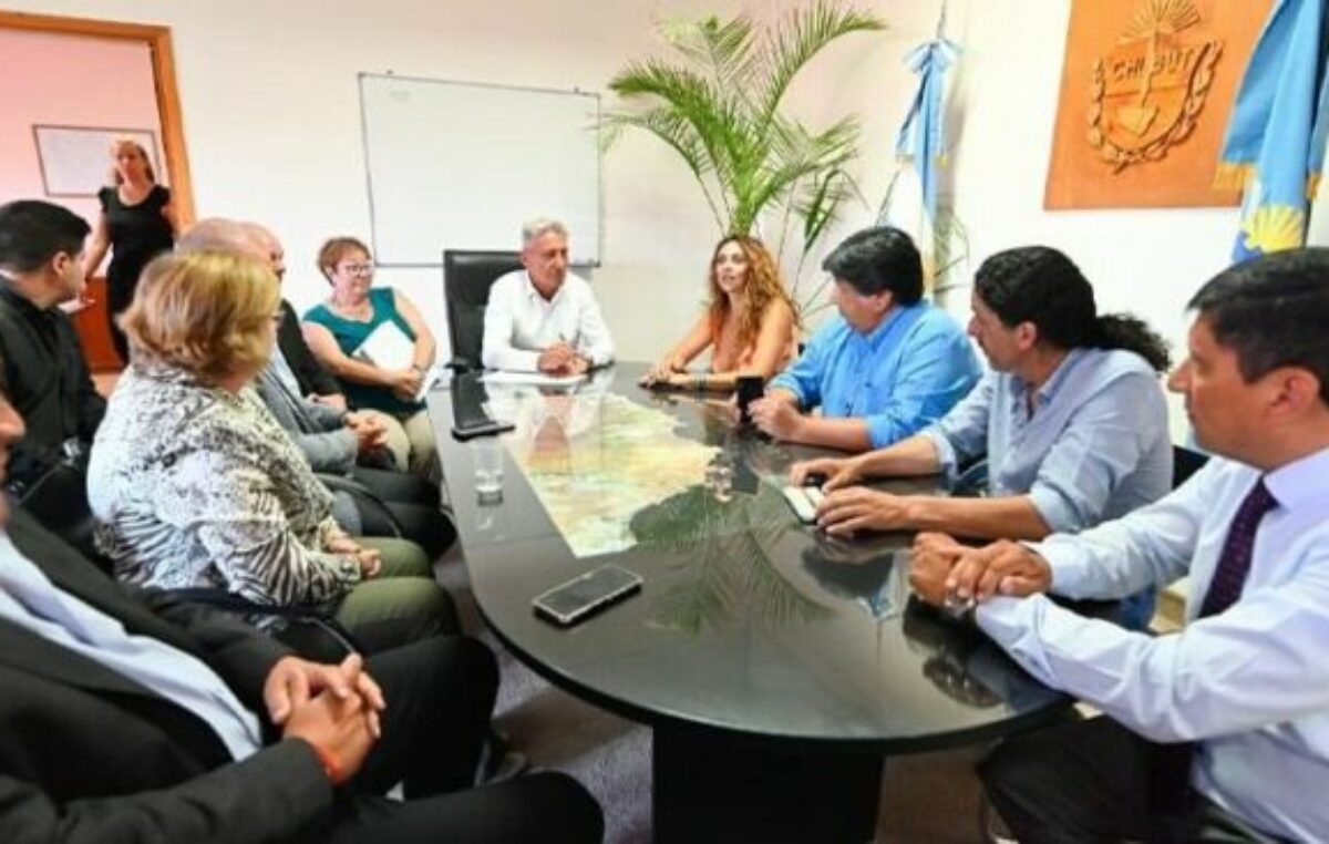El gobernador de Chubut evaluó plan de obras con intendentes y presidentes de comunas rurales
