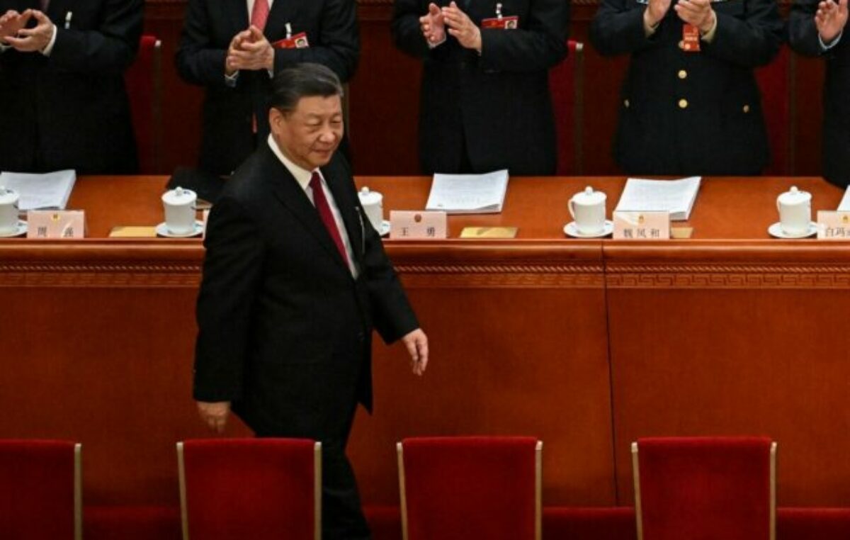 China fijó un objetivo de crecimiento prudente y aumentó su gasto militar