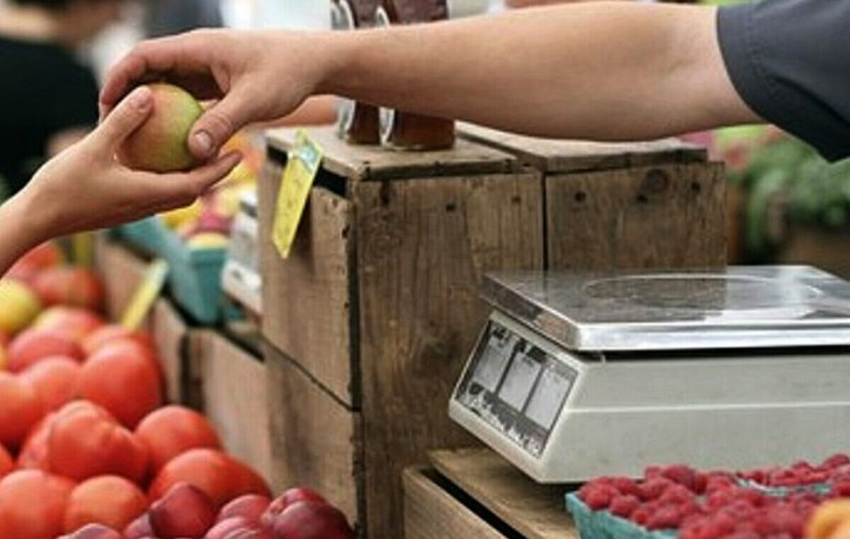 Un día para ganarlos, 10 minutos para gastarlos: así se esfuman $1.000 por el impacto de la inflación