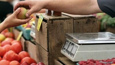 Un día para ganarlos, 10 minutos para gastarlos: así se esfuman $1.000 por el impacto de la inflación