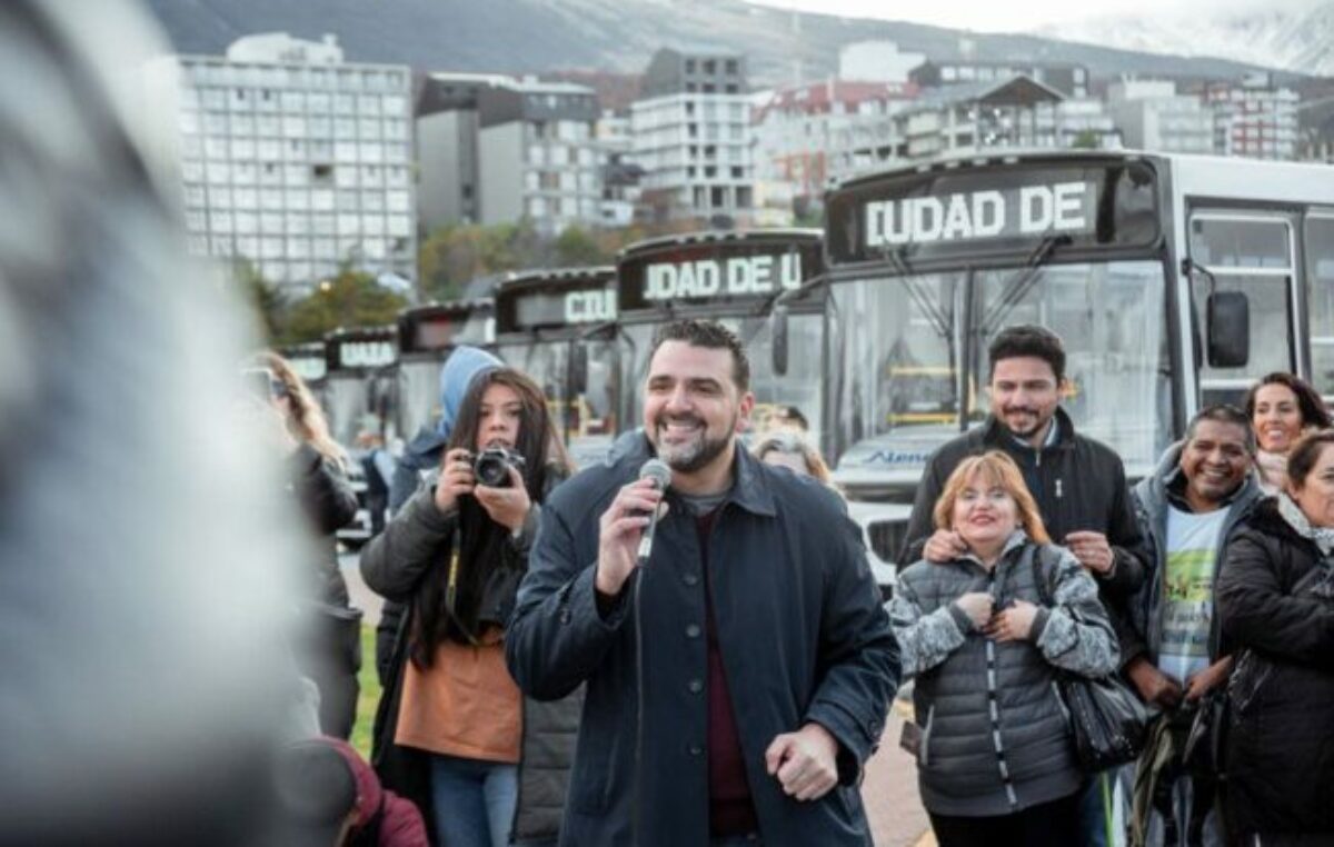 El intendente de Ushuaia presentó 8 colectivos nuevos que se suman a la flota de la UISE