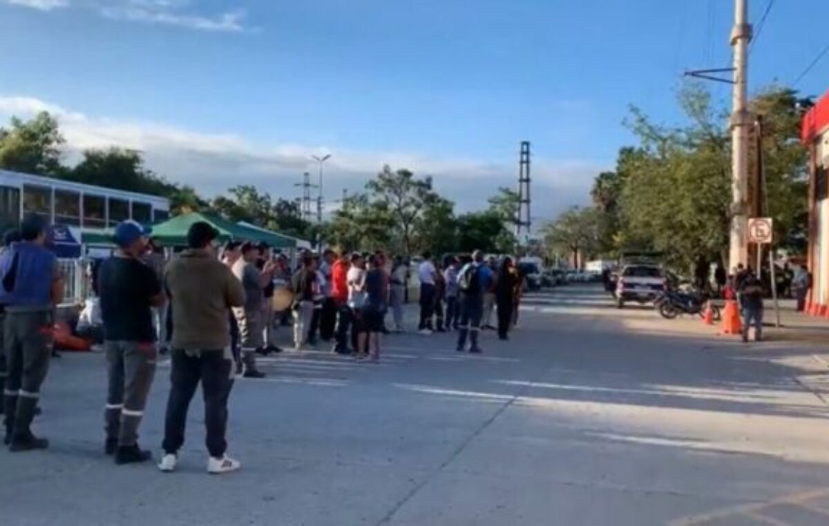 Coca Cola despidió a 400 trabajadores salteños y protestan en puertas de la empresa