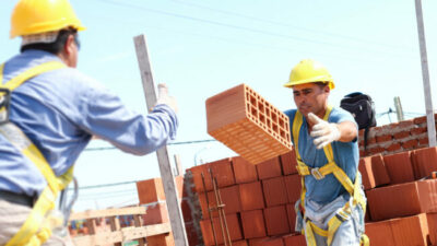 En Paraná se necesitan 172 sueldos para construir una vivienda