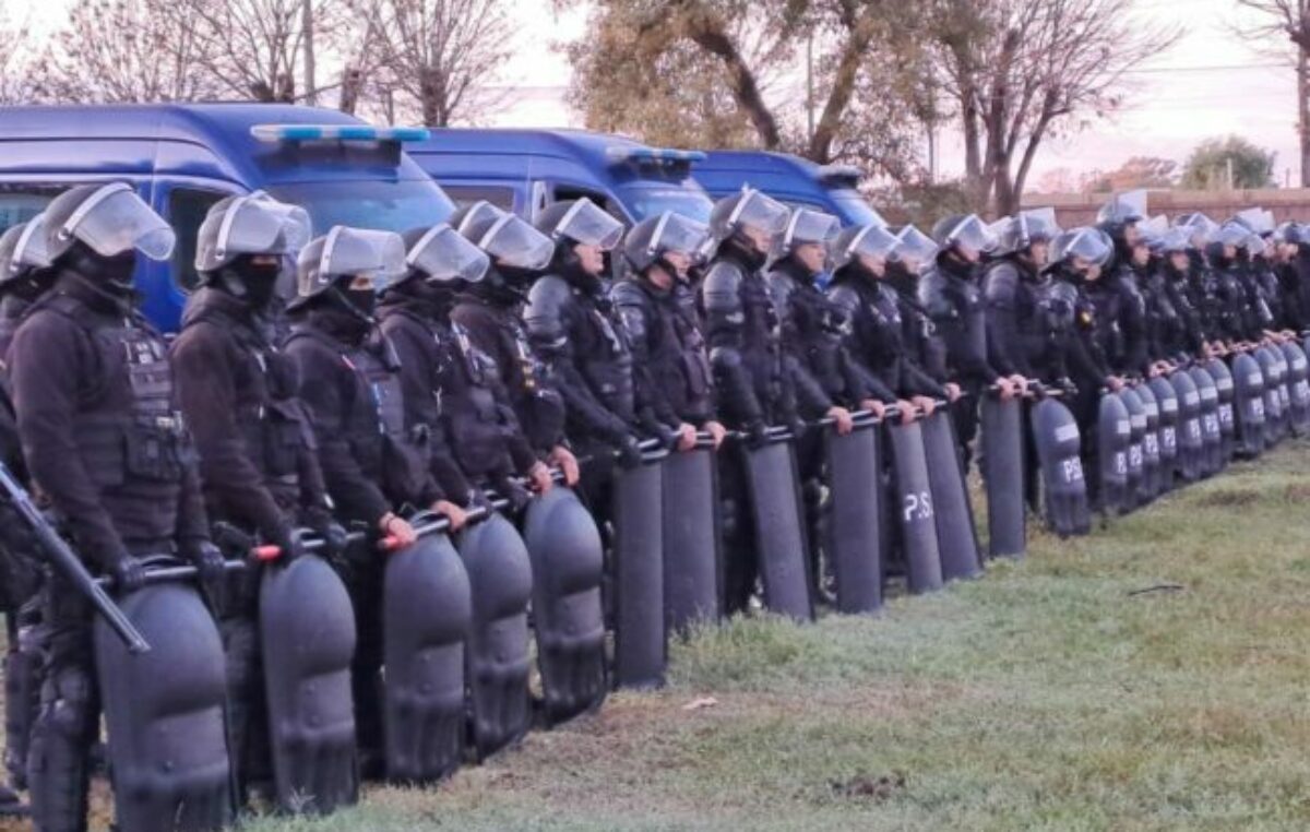 Las Rosas: Brutal represión policial a trabajadores municipales
