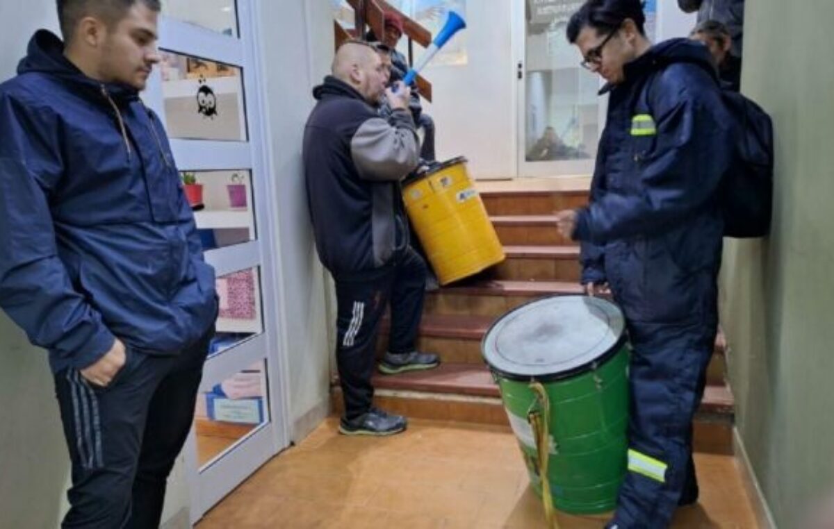 Trabajadores Municipales de 28 de Noviembre iniciaron paro de 48 horas