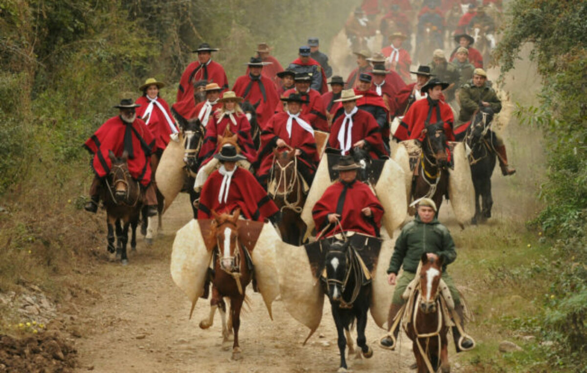 Con la cabalgata gaucha, se inician los honores a Güemes