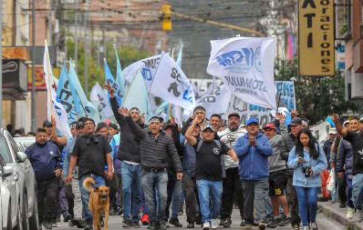 Trabajadores municipales jujeños continúan de huelga en reclamo de aumentos salariales