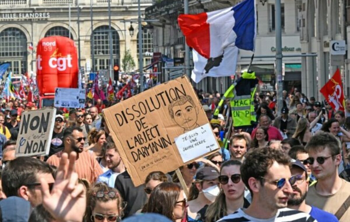 Pese a las protestas, la impopular reforma de Macron sigue su curso