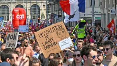 Pese a las protestas, la impopular reforma de Macron sigue su curso