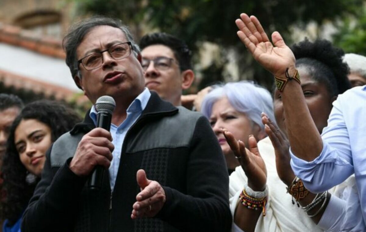 Más de 400 líderes políticos, sindicales y académicos firmaron una carta de apoyo a Gustavo Petro