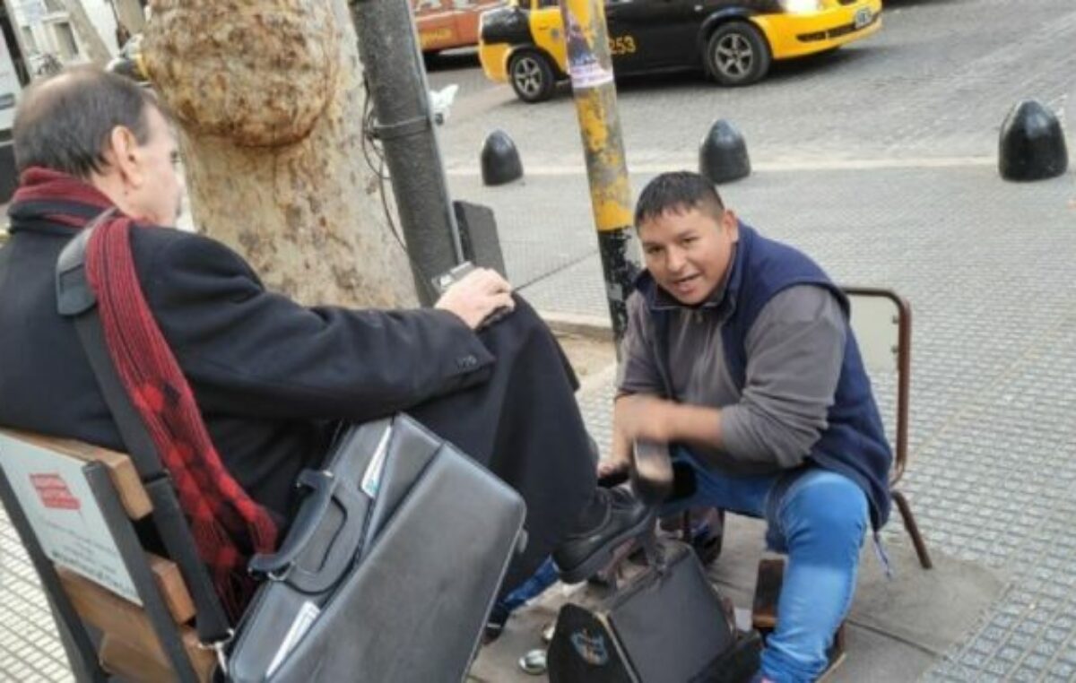 Frente frío: la dura situación de los vendedores callejeros en Mendoza