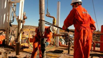Crece la brecha entre los mejores y los peores salarios en blanco en Neuquén