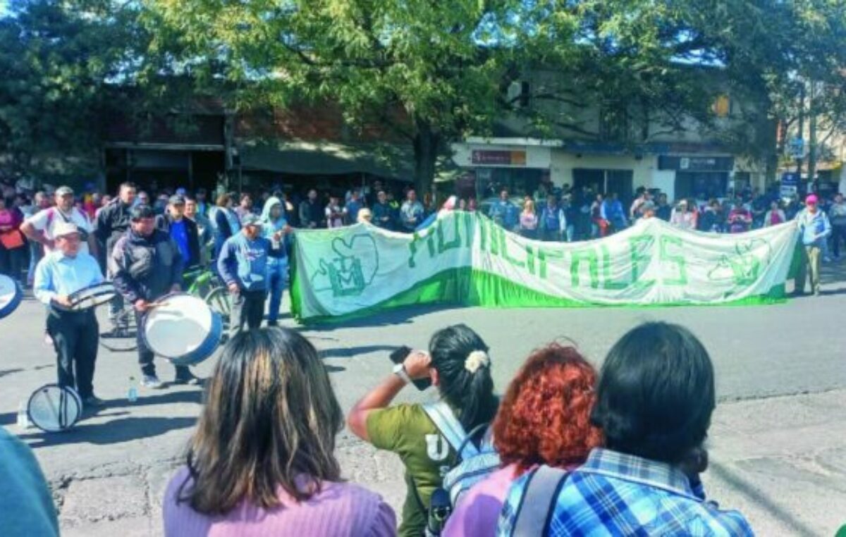 Municipales de Salta en pie de lucha: Paro, acampe y olla popular