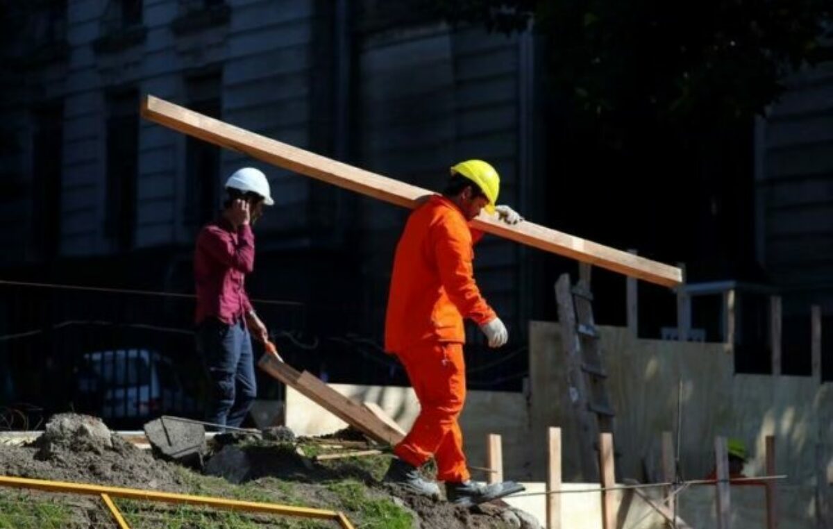 Tener un trabajo ya no garantiza salir de la pobreza: la canasta subió casi 40.000% en dos décadas