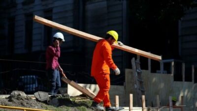 Tener un trabajo ya no garantiza salir de la pobreza: la canasta subió casi 40.000% en dos décadas
