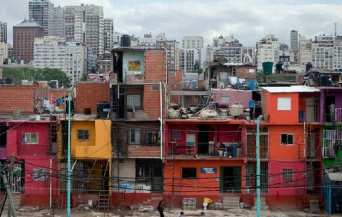 Se agrandó la brecha entre ingresos que perciben los hogares y los que necesitan para no ser pobres