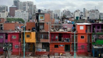 Se agrandó la brecha entre ingresos que perciben los hogares y los que necesitan para no ser pobres