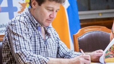 El Gobernador de Tierra del Fuego cobra menos del 40% de su remuneración