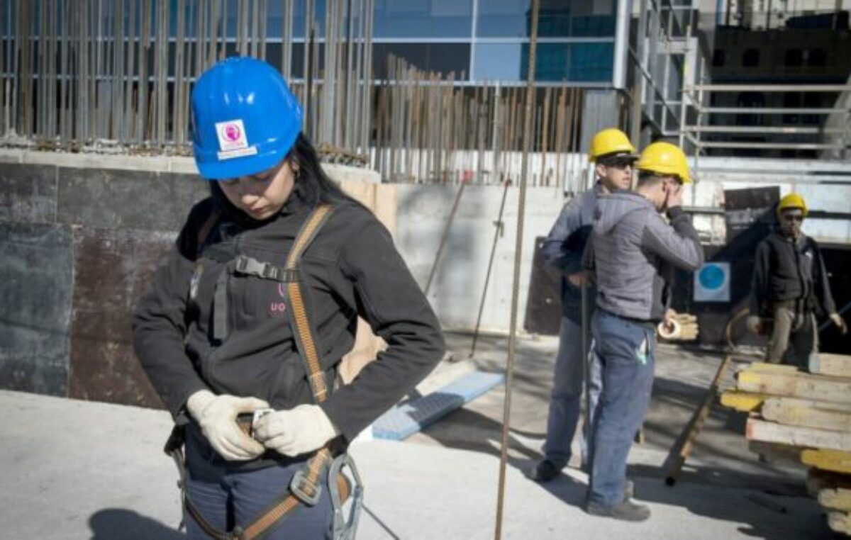 Crece el empleo de mujeres en el sector de la construcción