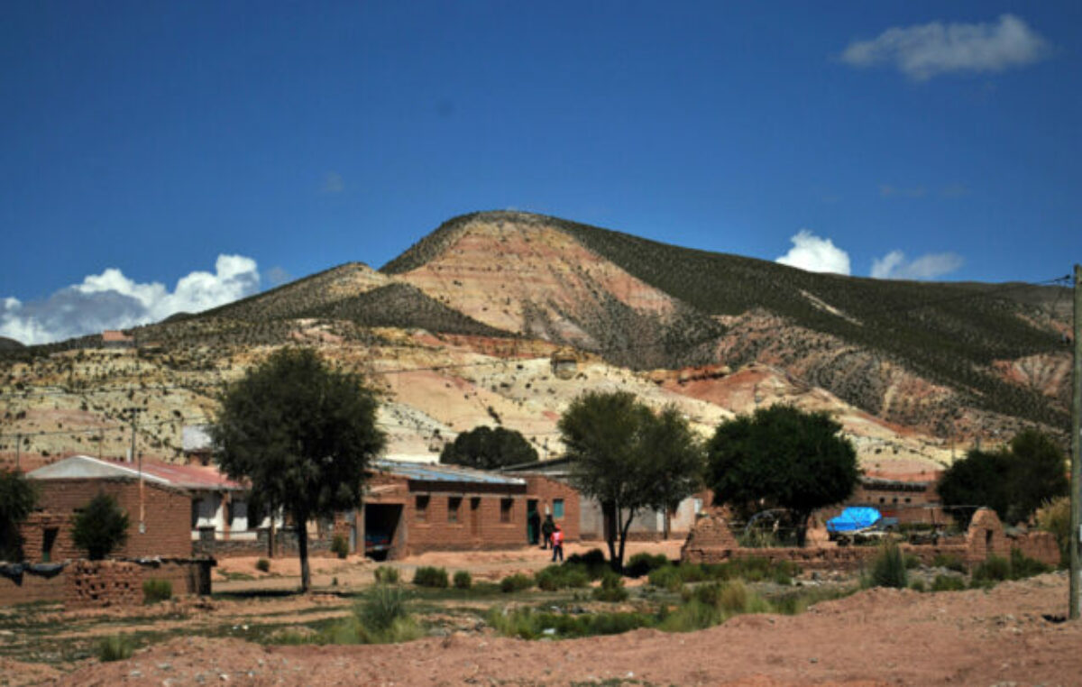 El pueblo escondido y rodeado de árboles en un paraje árido del Norte Argentino