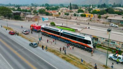 Llegaron a la Quebrada de Humahuaca los vagones del nuevo tren turístico solar