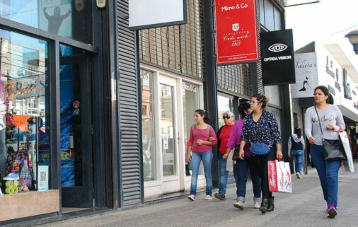 Desafío a la crisis en Neuquén: hay más comercios abiertos que en mayo