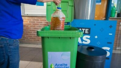 Córdoba: El aceite de cocina recolectado en dos meses evitó la contaminación de 480 mil litros de agua