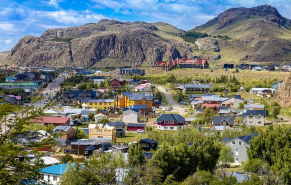 El Chaltén, al límite por el boom turístico: denuncian que colapsó el sistema cloacal y se contaminó el río