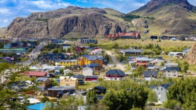 El Chaltén, al límite por el boom turístico: denuncian que colapsó el sistema cloacal y se contaminó el río