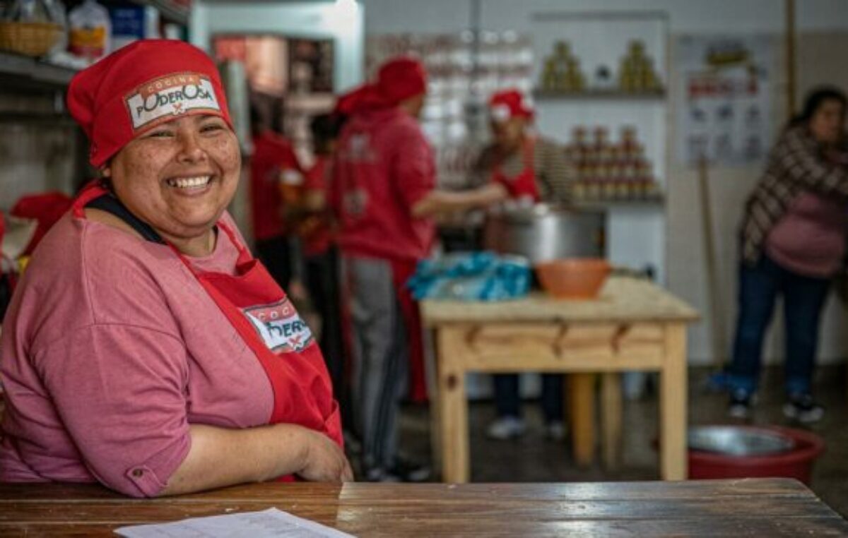 Un libro relata el trabajo de mujeres de barrios populares acompañadas por el Estado