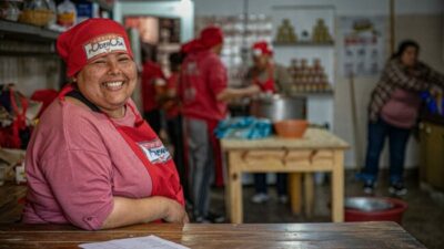 Un libro relata el trabajo de mujeres de barrios populares acompañadas por el Estado