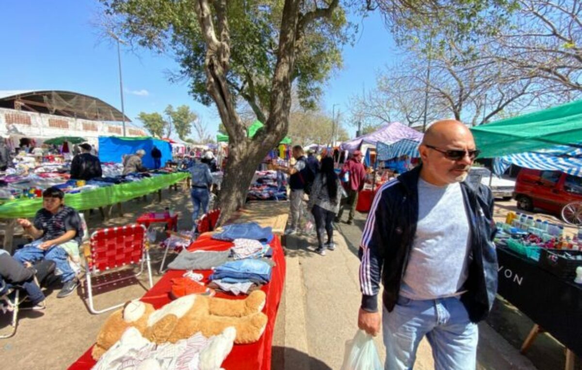 Feria popular Homero Manzi en Rosario, un universo de historias donde todos persiguen lo mismo: la resistencia