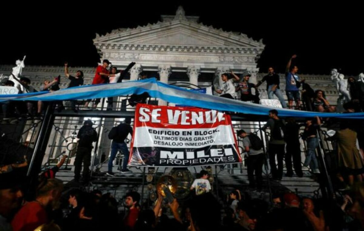 Milei, sus jefes y las cortinas de humo