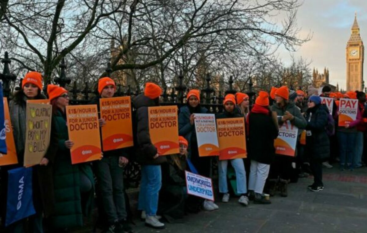 Médicos residentes de Inglaterra iniciaron la huelga más larga en la historia de su sistema de salud