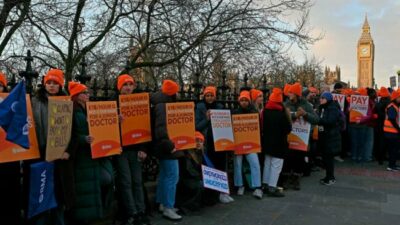 Médicos residentes de Inglaterra iniciaron la huelga más larga en la historia de su sistema de salud