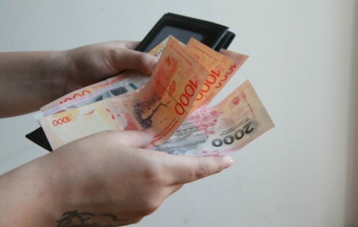 ¿Cuánto cayeron los ingresos en el primer mes del gobierno de Milei?