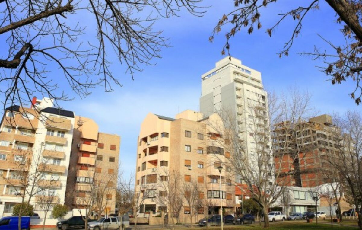 Neuquén: ¿Cuántos salarios necesito para comprar un departamento?