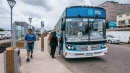 Evalúan en Ushuaia subir de $ 85 a $ 800 el valor del boleto de colectivo
