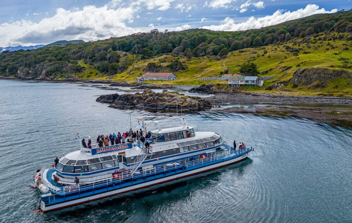 Navegar el Canal Beagle, una atracción con naturaleza e historias de aventuras