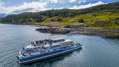 Navegar el Canal Beagle, una atracción con naturaleza e historias de aventuras