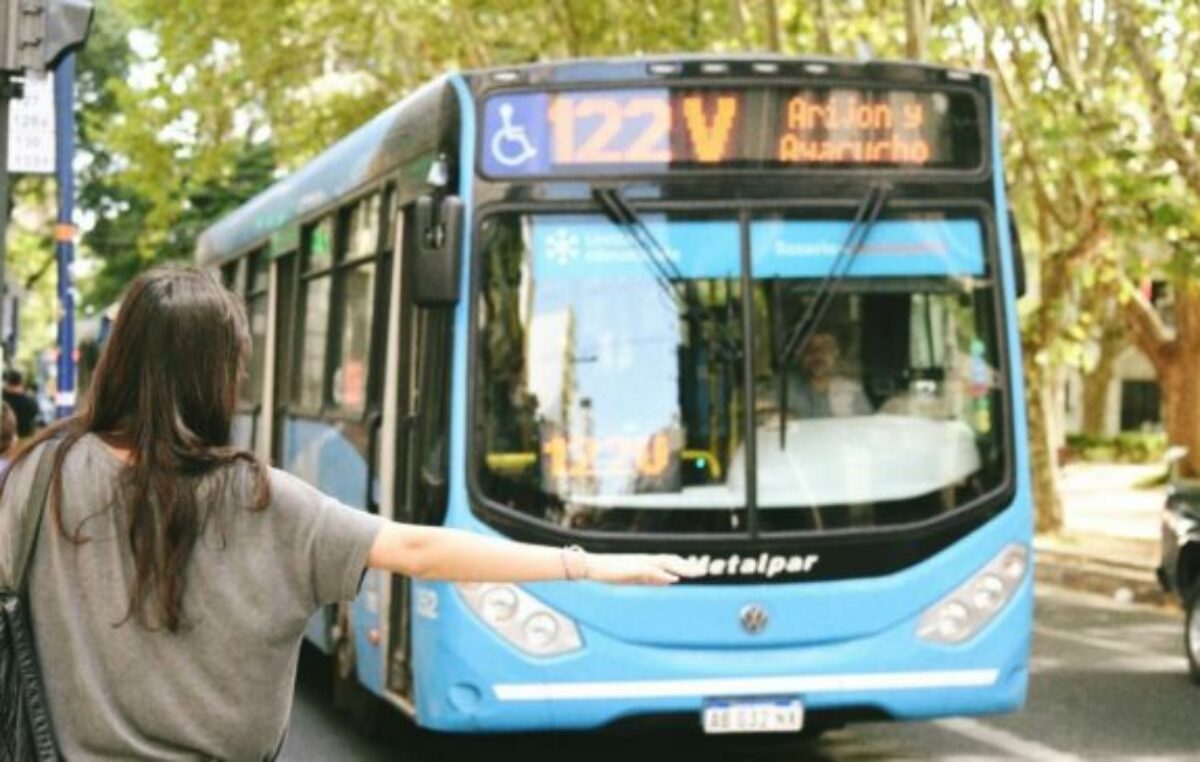 Tras la caída de la ley ómnibus, la venganza de Milei es contra los usuarios de los colectivos