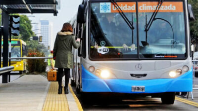 En los colectivos rosarinos viajan menos de la mitad de personas que hace 10 años