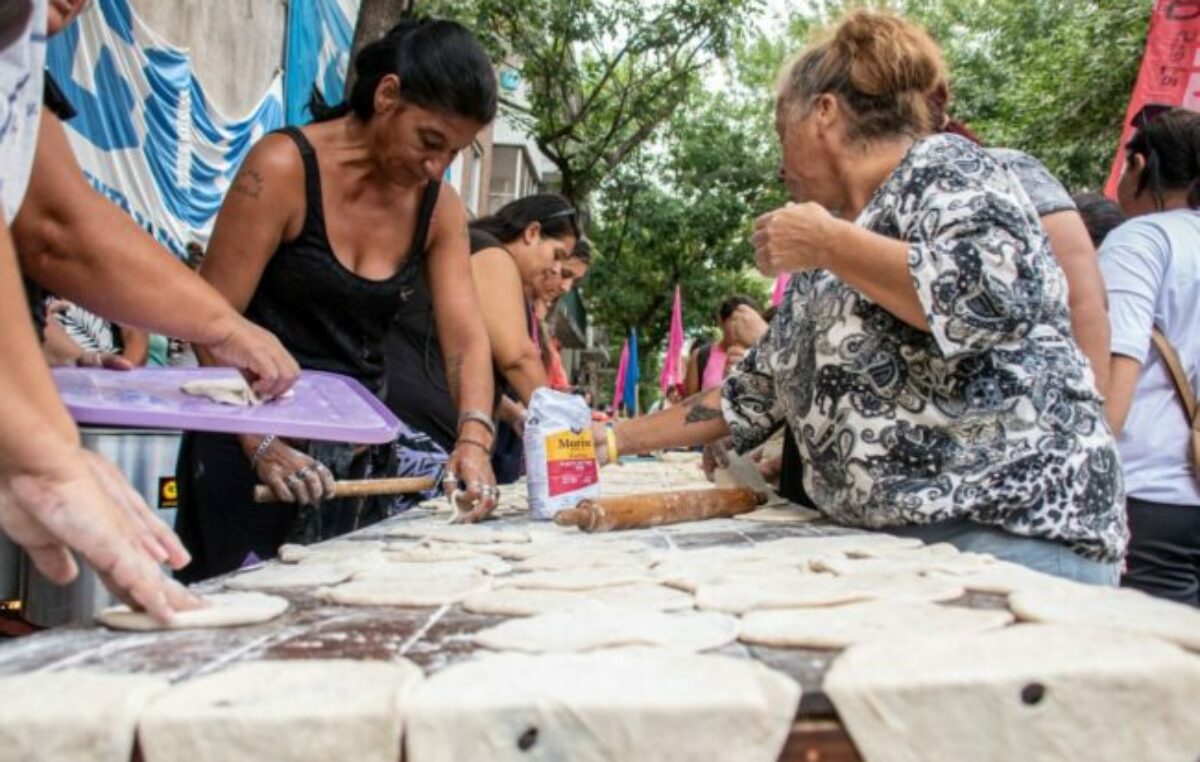 Se triplicó la demanda en comedores en los barrios rosarinos y alarma el brote de dengue