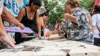 Se triplicó la demanda en comedores en los barrios rosarinos y alarma el brote de dengue