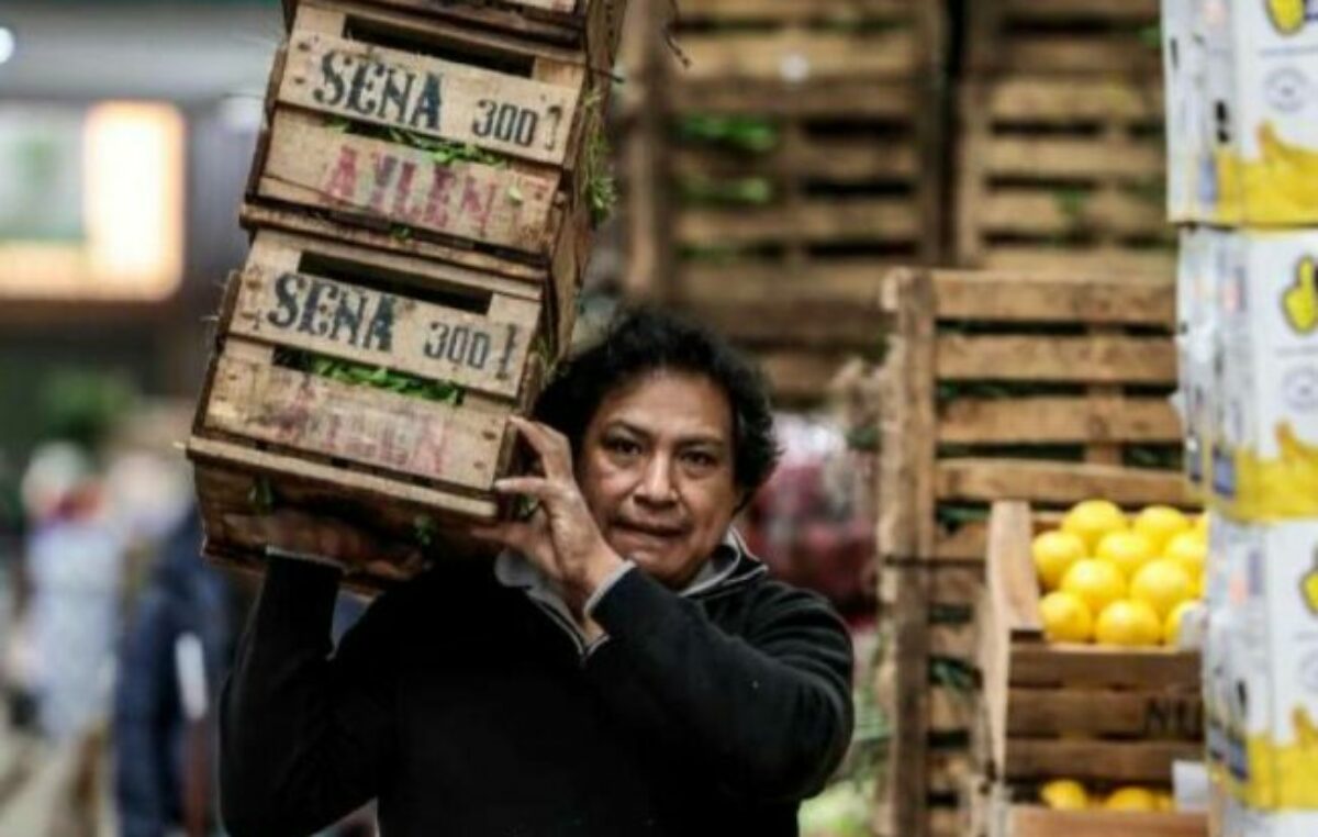 Según un estudio se necesitan cinco salarios mínimos para no caer en la pobreza