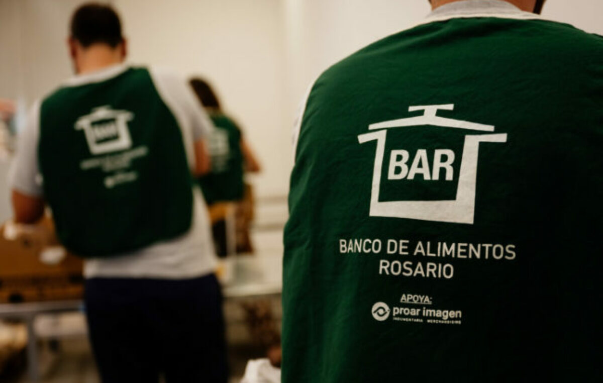 Cada vez más rosarinos se acercan al Banco de Alimentos de forma particular para pedir ayuda