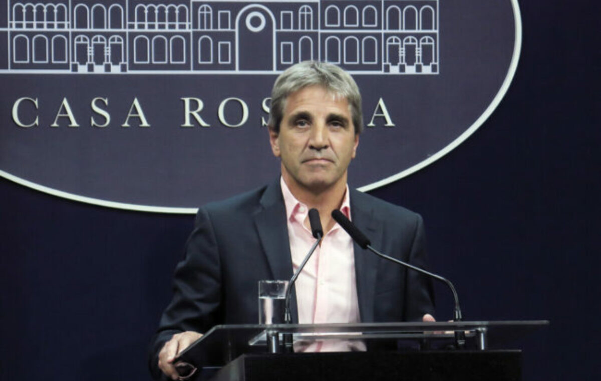 El blanqueo de Milei y Caputo: se podrán ingresar hasta 100 mil dólares no declarados