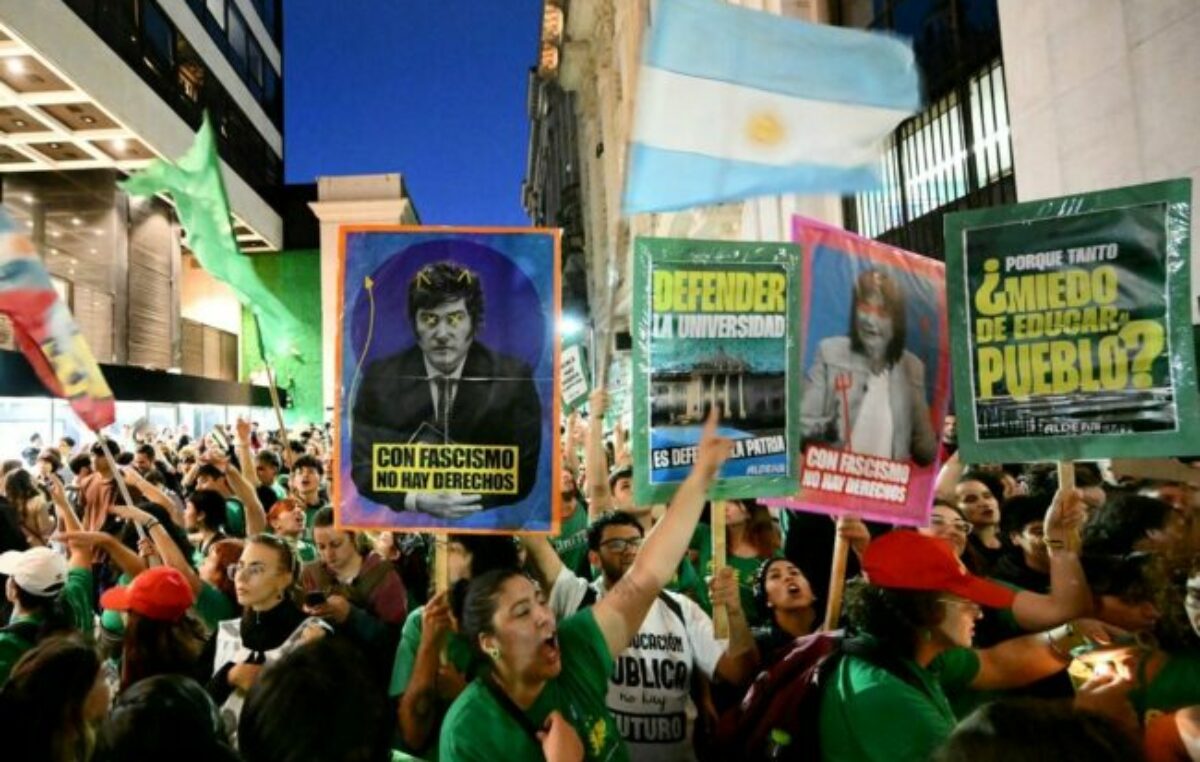Como si no hubiera existido la masiva marcha universitaria