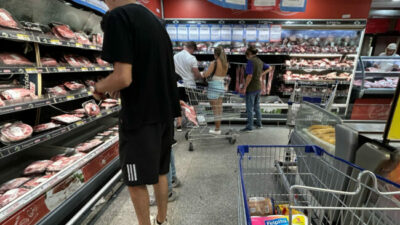 Consumidores en América Latina soportan precios más altos que el resto del mundo, dice BM