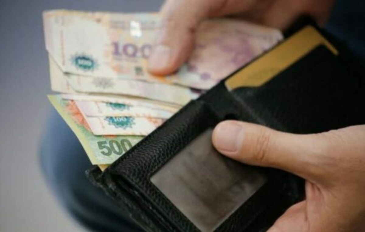 Salarios formales: acumulan caída del 23,9% en 4 meses y se acercan al piso del final de diciembre de 2021